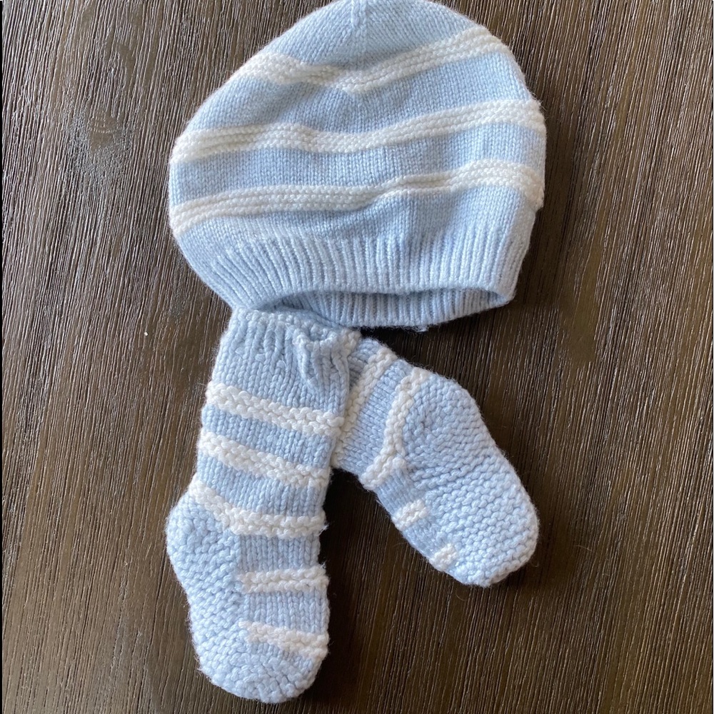 🎉🎉🎉 Pottery Barn mitts and hat